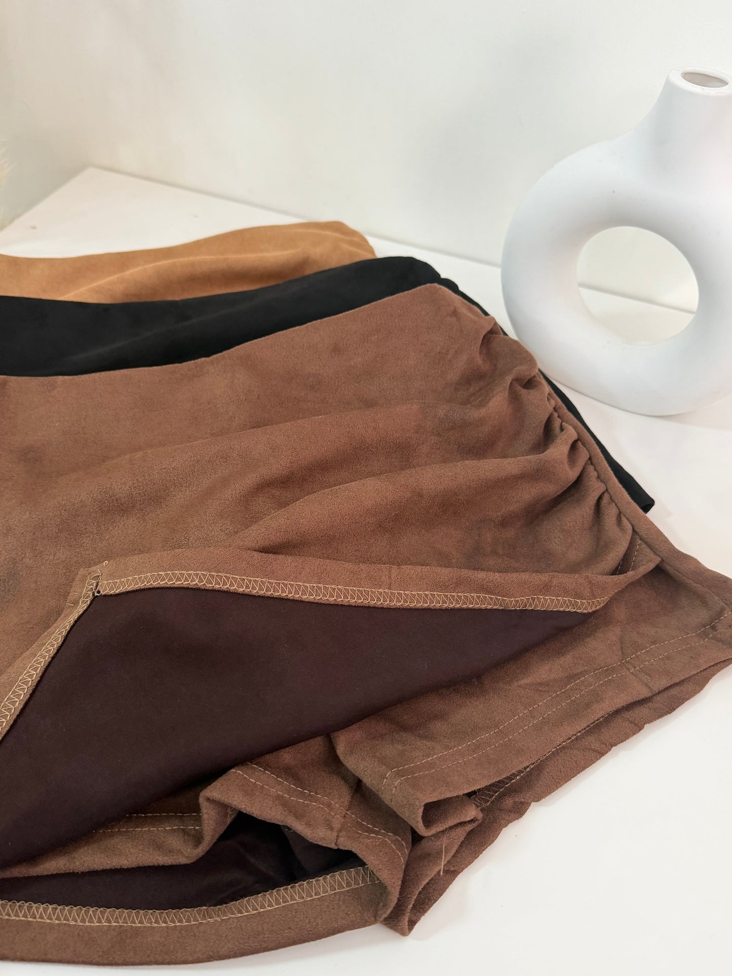 Falda short gamuza