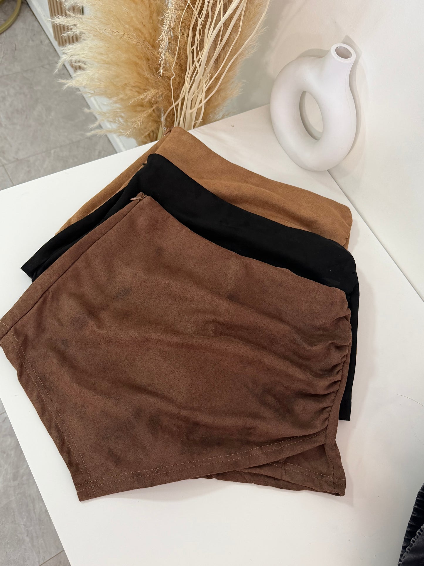 Falda short gamuza